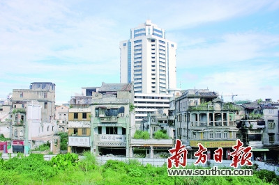 汕頭小公園保留的騎樓與背后的高樓形成鮮明對比。楊立軒 攝