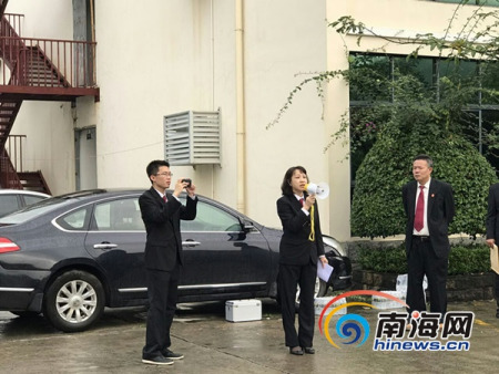 海南一中院執(zhí)行局法官現(xiàn)場通知清場。南海網(wǎng)記者劉麥攝