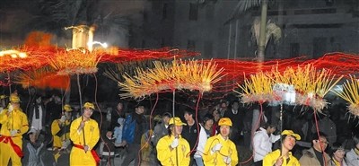 舞草龍熱鬧非凡。