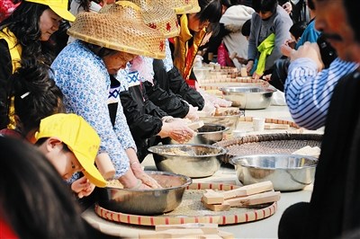 大鵬居民現(xiàn)場(chǎng)打米餅。