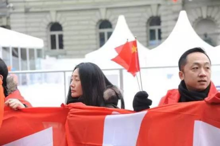 等待著，等待著，習(xí)主席的車隊近了。(彭大偉 攝)