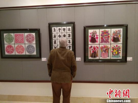 “花的絮語-中國剪紙藝術(shù)精品展”在馬耳他首都瓦萊塔展出。(王大衛(wèi) 攝)