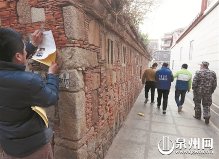 民警一邊張貼懸賞通告，一邊帶著嫌疑人到新塘尋找當(dāng)年介紹賣掉“陳三”的村民。