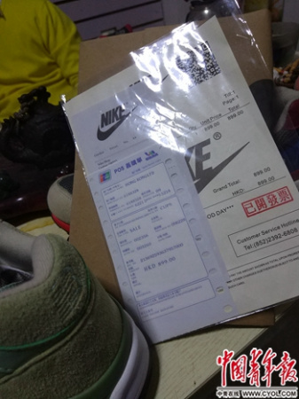  安福電商城內(nèi)的小區(qū)，一戶商家擺出了高仿鞋與提前打印好的小票。中國(guó)青年報(bào)·中青在線記者 盧義杰/攝