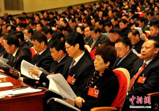 1月16日，安徽省第十二屆人民代表大會第七次會議在合肥安徽大劇院開幕。圖為出席會議的安徽省人大代表聽取報告。 <a target='_blank' >中新社</a>記者 韓蘇原 攝