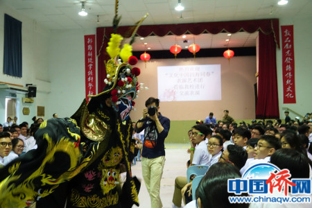 圖為藝術(shù)團(tuán)變臉演員走到學(xué)生之間表演。(陸春艷 攝)