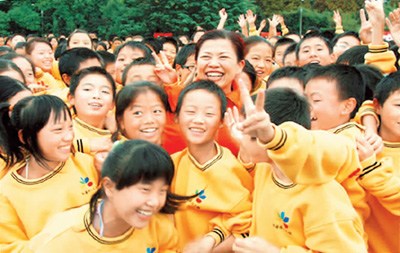 圖為王琳達(dá)此前與北川中學(xué)學(xué)生在一起。資料圖片