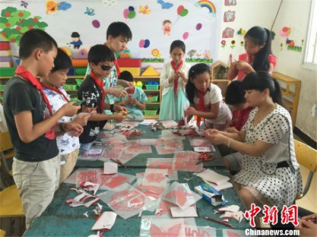 藝術館專業(yè)文化工作者走進偏遠鄉(xiāng)村小學，為孩子們進行藝術教學。(資料圖) 陳丹妮 攝
