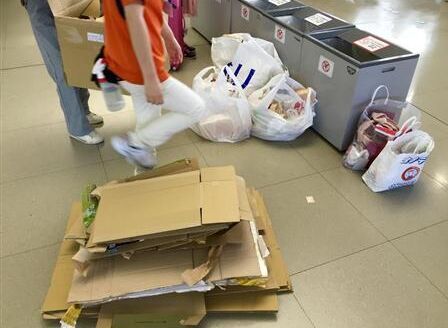 中國游客在日本機(jī)場留下的紙箱