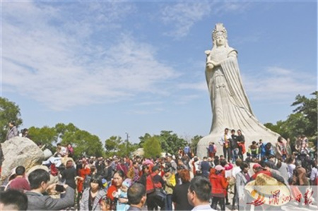 湄洲媽祖祖廟媽祖石雕圣像下游客如織。