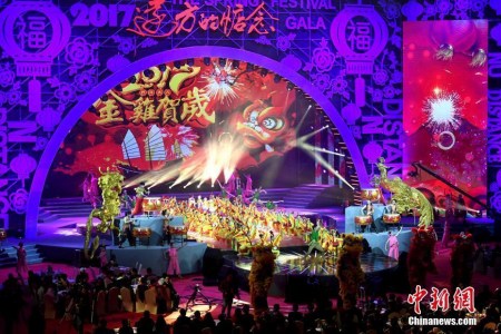1月18日晚，由中國僑聯(lián)與福建省人民政府聯(lián)合主辦，一場融合中華民族傳統(tǒng)文化特質(zhì)、華僑華人獨(dú)有視角、全球各地地域元素的晚會——2017華僑華人春節(jié)聯(lián)歡晚會，在福建省福州市海峽奧林匹克體育館錄制，向全國和世界華僑華人送去新春祝福。來自56個國家和地區(qū)的海外僑胞、國內(nèi)歸僑僑眷共5000余人出席了晚會。張斌 攝