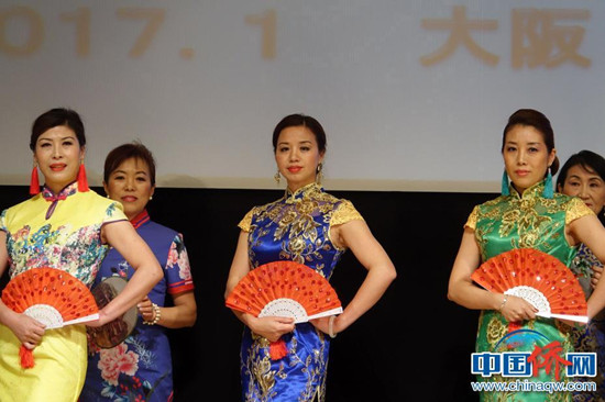 當(dāng)?shù)貢r(shí)間1月11日晚，“四海同春”藝術(shù)團(tuán)在大阪市阿倍野區(qū)民中心，為當(dāng)?shù)貎S胞提前送去了充滿中華魅力的文化“年夜飯”，而當(dāng)?shù)厝A人節(jié)目的加入、中國(guó)藝術(shù)家和海外華僑華人同臺(tái)獻(xiàn)藝，讓這場(chǎng)“海外春晚”更加“接地氣”，贏得了滿堂彩。圖為當(dāng)?shù)厝A僑華人表演《中國(guó)旗袍走秀》。<a target='_blank' >中新社</a>記者 陸春艷 攝