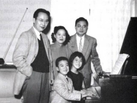 馬友友幼時(shí)與家人合影。左一為馬友友叔叔，中為馬友友母親，右一為馬友友父親。