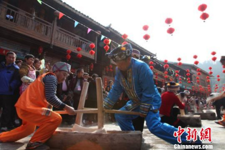 印江土家族苗族自治縣團(tuán)龍村村民打糍粑。　周燕玲 攝
