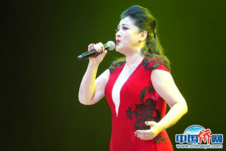 著名歌唱家么紅深情演繹《我愛(ài)你，中國(guó)》。 陸春艷 攝