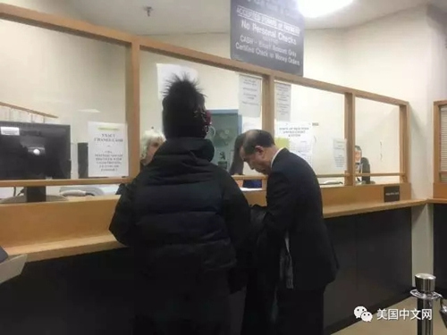 周立波的律師莫虎與周立波太太胡潔為周立波交保釋金。(美國(guó)中文網(wǎng))