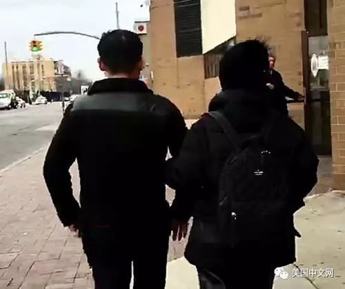 周立波胡潔夫婦兩人在步出法庭時(shí)，全程都手挽手，顯得十分甜蜜。(美國(guó)中文網(wǎng))