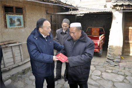 樊向勤向重點雙聯戶發(fā)放慰問金 樊向勤向重點雙聯戶發(fā)放慰問金
