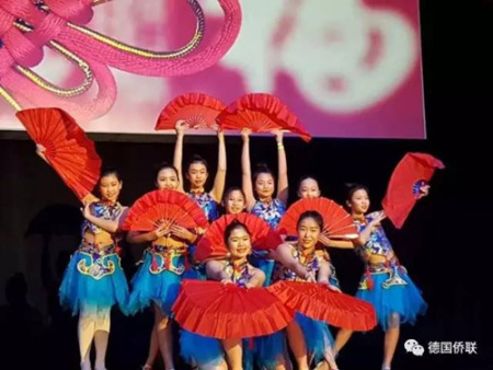 “文化中國·華星閃耀”德國春晚演出現(xiàn)場。（德國花星藝術(shù)團供圖）