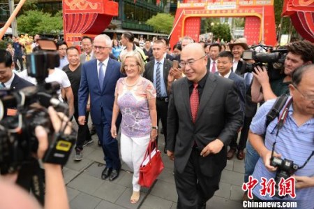 澳大利亞總理馬爾科姆_特恩布爾及夫人在燈會承辦方澳大利亞南海文化傳媒集團董事長兼總裁李冰的陪同下抵達悉尼中國新年燈會現(xiàn)場。　朱田力 攝