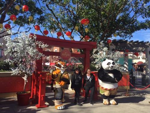 功夫熊貓阿寶和游客親切互動。(美國《世界日報》/張宏 攝)