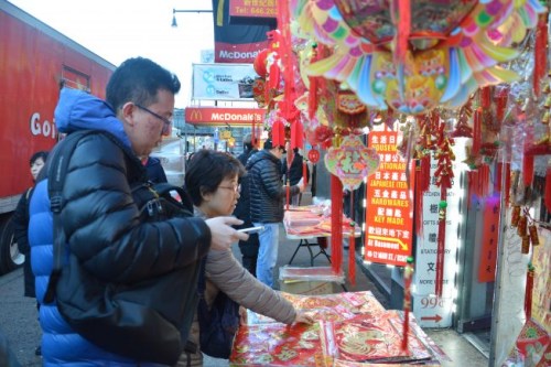 隨著農(nóng)歷春節(jié)的到來，法拉盛街頭涌現(xiàn)了販賣年貨的店面，但是他們只開一個多月，春節(jié)之后就會消失。(美國《世界日報》/牟蘭 攝影)