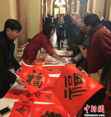 中國書法家和剪紙藝術家通過春聯(lián)、剪紙為捷克民眾送吉納福。