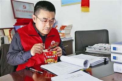  為了節(jié)省時(shí)間，一碗方便面就是他的午飯。