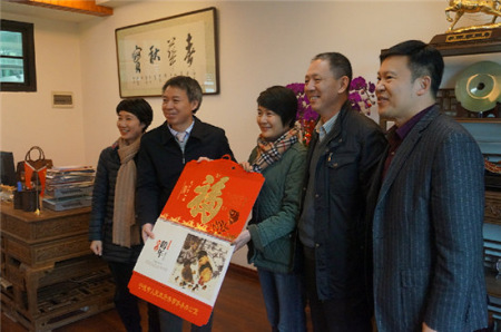 劉良輝慰問(wèn)僑企寧德市白蓮花涂料有限公司 劉良輝慰問(wèn)僑企寧德市白蓮花涂料有限公司