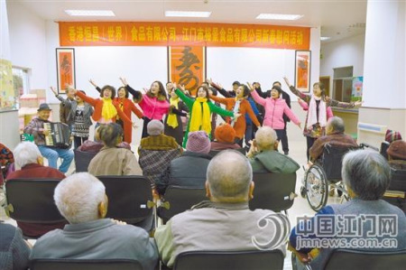 市老干部大學學員用歌舞為瑞健頤養(yǎng)院的老年人送去快樂。