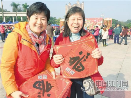 兩位拿到“?！弊值慕址婚_心不已。
