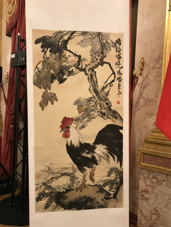 翟雋代表中國(guó)駐法使館贈(zèng)送了一幅《雄雞唱曉》的國(guó)畫(huà)作品。（法國(guó)《歐洲時(shí)報(bào)》/張新 攝）