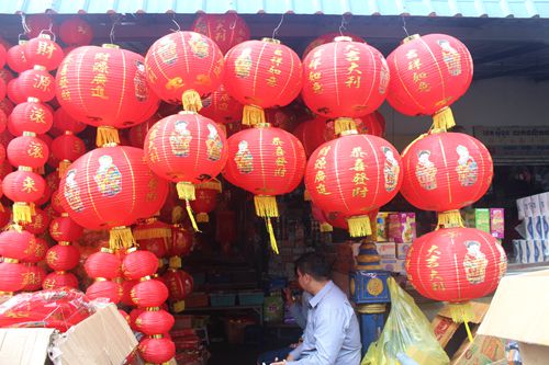 掛上紅燈籠，喜氣洋洋。（柬埔寨星洲日報/周偉成）