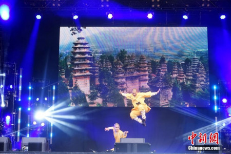 嵩山少林寺武僧團(tuán)功夫表演。 <a target='_blank' >中新社</a>記者 付強(qiáng) 攝