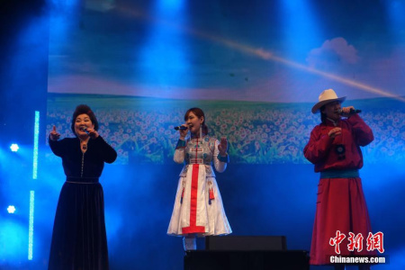 “吉祥三寶”組合獻(xiàn)上歌曲《春天來了》。 <a target='_blank' >中新社</a>記者 付強(qiáng) 攝