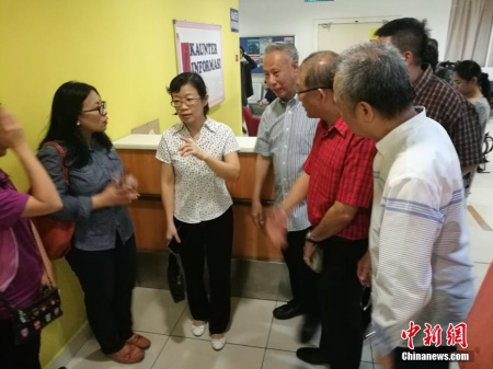 1月30日，中國駐沙巴總領(lǐng)事陳佩潔前往伊麗莎白女皇醫(yī)院看望獲救的中國游客。<a target='_blank' >中新社</a>記者 趙勝玉 攝