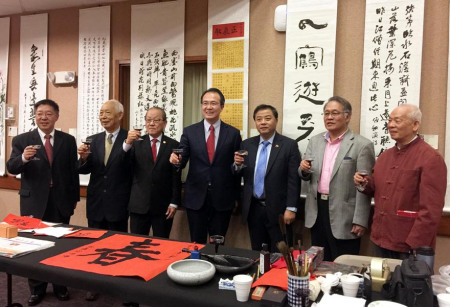 洪總領事和書法學會理事們共同舉杯，祝賀大展圓滿成功