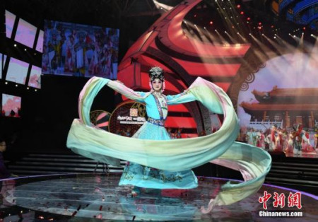 諸多明星登臺(tái)獻(xiàn)藝，向全球華僑華人送上精彩演出和新春祝福。<a target='_blank' >中新社</a>記者 楊華峰 攝