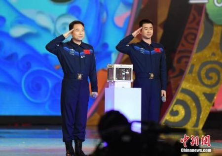 航天英雄景海鵬（圖左）與陳冬亮相晚會(huì)現(xiàn)場(chǎng)。<a target='_blank' >中新社</a>記者 楊華峰 攝