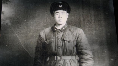 1960年，王琪修讀完測量之后入伍，為中國解放軍修路。