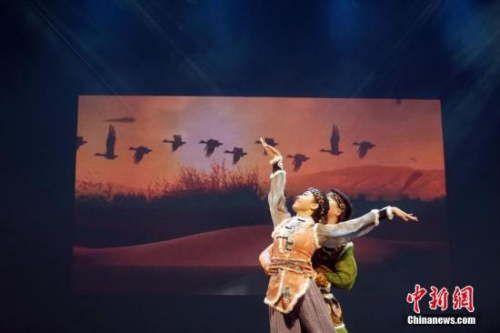 雙人舞表演《歸途》。 <a target='_blank' >中新社</a>記者 付強(qiáng) 攝