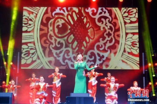 圖為青年演員王園園演唱歌曲《美麗的日子》。<a target='_blank' >中新社</a>記者 付強(qiáng) 攝
