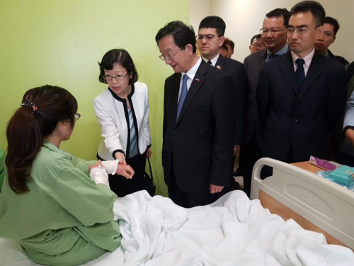 沙巴旅游部助理部長拿督彭育明、沙巴馬中聯誼協會會長胡逸山博士陪同中國駐馬大使黃惠康閣下對傳媒講話。