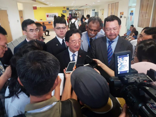 沙巴旅游部助理部長彭育明、沙巴馬中聯誼協會會長胡逸山陪同中國駐馬大使黃惠康接受媒體采訪傳媒采訪(右一為彭育明，左二為胡逸山)。