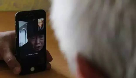 王琪的哥哥出現(xiàn)在手機屏幕中 王琪的哥哥出現(xiàn)在手機屏幕中