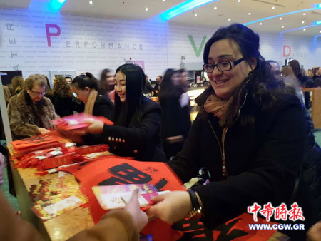 演出劇場(chǎng)門口，觀眾們爭(zhēng)相領(lǐng)取來自中國的新年禮物。