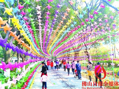 三水荷花世界，市民穿過長達(dá)數(shù)百米的風(fēng)箏長廊。 　　/佛山日報記者楊立韻攝