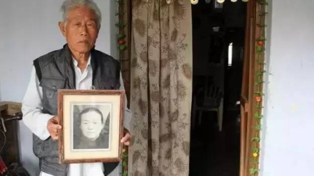 王琪和母親的遺照合影 王琪和母親的遺照合影