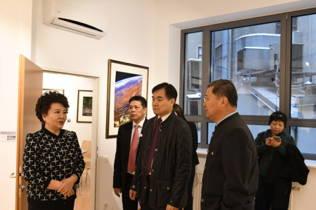 裘援平（左一）到訪歐洲時報維也納中國文化中心。（法國《歐洲時報》/盧力 攝）