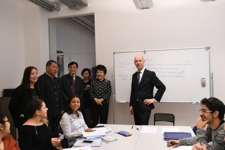 裘援平參觀德語學校，和學生們互動。（法國《歐洲時報》/盧力 攝）